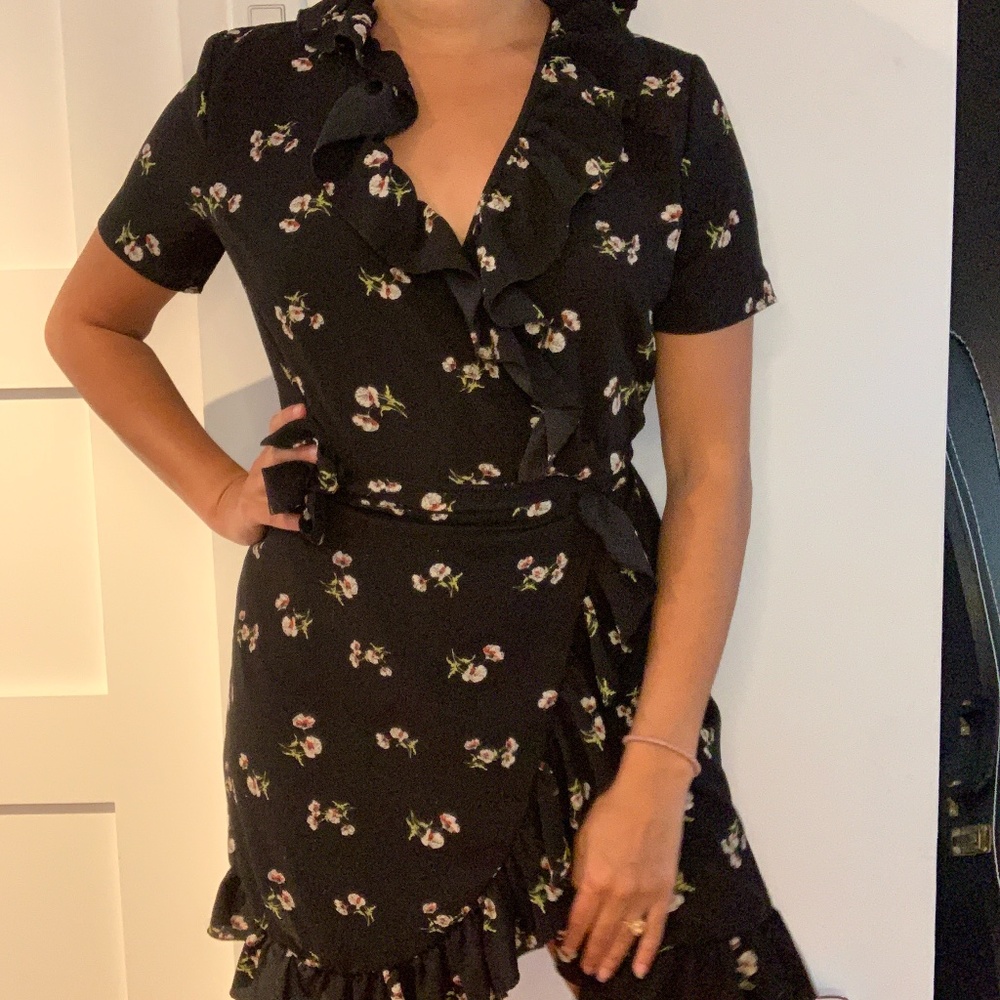 Ruffle collar short sleeve dress